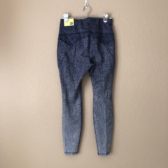 All in motion Contour High-Waisted 7/8 Leggings - Picture 10 of 11